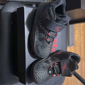 Toddler Kyrie shoe size 8c